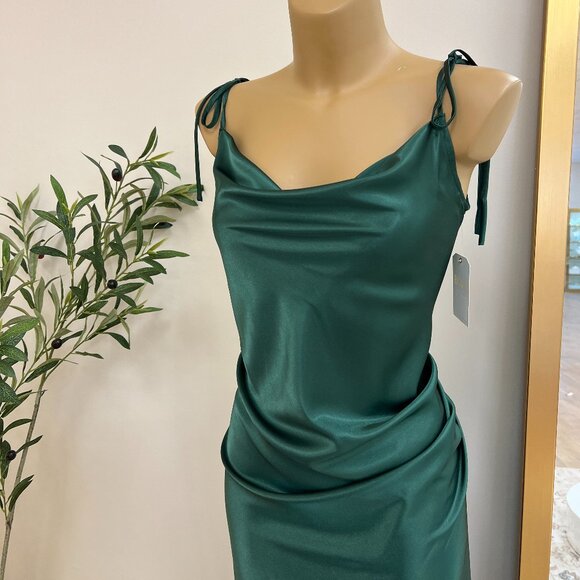 Lola Dress || Emerald Green BD103 - Picture 2 of 3
